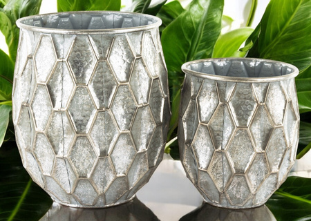 Metalowa srebrna osłonka na doniczkę z geometrycznym wzorem 26x32 cm