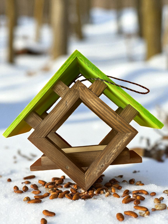 Drewniany karmnik zimowy dla ptaków 32x35 cm