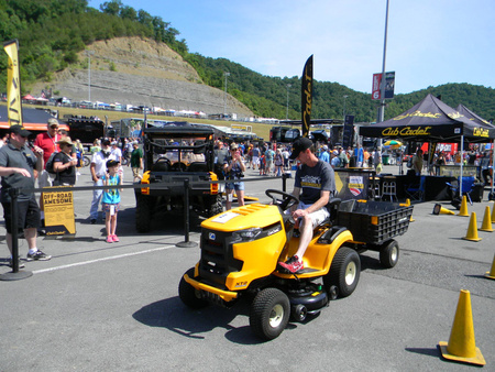 Traktorek Cub Cadet XT2 PR106 traktorek ogrodowy kosiarka samojezdna spalinowa do trawy 320L / 14.90 kW 13AJA1TR603 OGRODY Oficjalny dystrybutor Autoryzowany sklep i serwis CubCadet